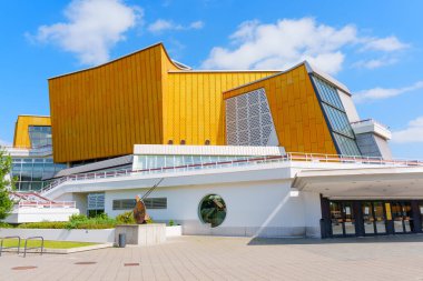 Berlin, Almanya - 16 Ağustos 2025: Berlin Filarmoni Orkestrası Salonunun çarpıcı dış görünüşü dinamik açılar, canlı sarı cephe ve berrak bir gökyüzü altında modern mimari tasarım.