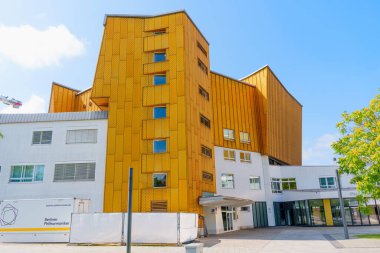 Berlin, Almanya - 16 Ağustos 2025: Berlin Filarmoni Orkestrası salonunun çarpıcı mimari özellikleri, açık gökyüzü altında parlak sarı paneller ve çağdaş tasarım sergileniyor.