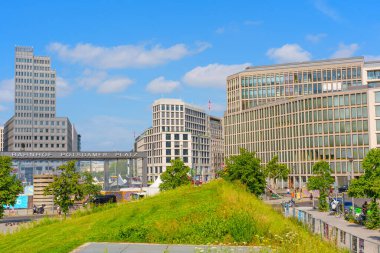 Berlin, Almanya - 16 Ağustos 2025: Potsdamer Platz 'daki çağdaş binaların panoramik görüntüsü, Berlin' de mimari çeşitlilik ve kentsel tasarım sergilenmektedir..