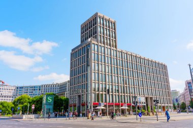 Berlin, Almanya - 16 Ağustos 2025: TRION binasının ayırt edici mimari tasarımı, Leipziger Platz, Berlin 'de çağdaş bir cephe ve kentsel çevre içerir..