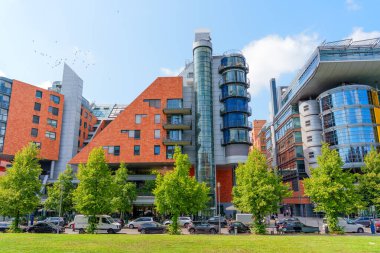 Berlin, Almanya - 16 Ağustos 2025: Berlin 'de eşsiz geometrik şekiller ve cam elementlerin yer aldığı çağdaş yapı cephesi.