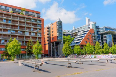 Berlin, Almanya - 16 Ağustos 2025: Berlin 'de eğlence alanlarının yanı sıra yenilikçi tasarımlar ve yeşil alanlar içeren çağdaş binalar.