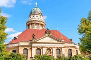 Berlin, Almanya - 16 Ağustos 2025: Berlin 'de yeşil yapraklarla çevrili tarihi bir kubbenin mimari görünümü.