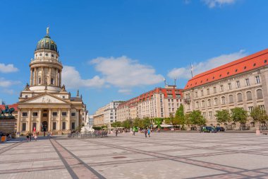 Berlin, Almanya - 16 Ağustos 2025: Güneşli bir gökyüzü altında Fransız ve Alman Katedrallerinin yer aldığı Jandarma Meydanı.