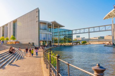 Berlin, Almanya - 17 Ağustos 2025: Çağdaş Paul-Lbe-Haus 'un önünde fıskiyeler ve yeşil alanlar yer alıyor