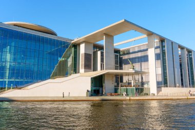 Berlin, Almanya - 17 Ağustos 2025: Hugo Preu Köprüsü yakınlarındaki PwC binasının modern mimari görünümü, canlı renkleri ve açık gökyüzünü yakalıyor