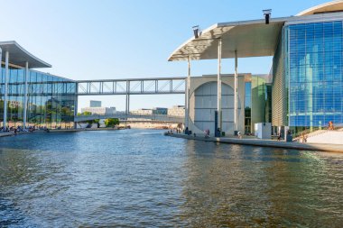 Berlin, Almanya - 17 Ağustos 2025: Hugo Preu Köprüsü yakınlarındaki PwC binasının modern mimari görünümü, canlı renkleri ve açık gökyüzünü yakalıyor