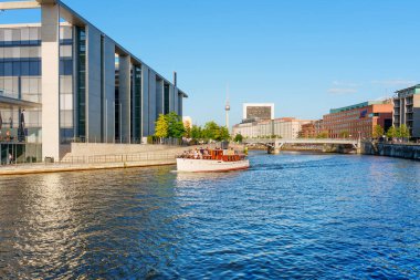 Berlin, Almanya - 17 Ağustos 2025: Çağdaş Paul-Lbe-Haus 'un önünde fıskiyeler ve yeşil alanlar yer alıyor