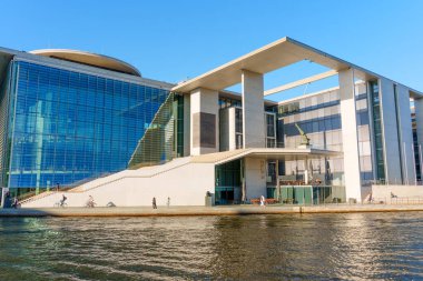 Berlin, Almanya - 17 Ağustos 2025: Hugo Preu Köprüsü yakınlarındaki PwC binasının modern mimari görünümü, canlı renkleri ve açık gökyüzünü yakalıyor