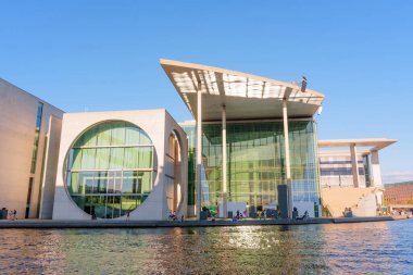 Berlin, Almanya - 17 Ağustos 2025: Hugo Preu Köprüsü yakınlarındaki PwC binasının modern mimari görünümü, canlı renkleri ve açık gökyüzünü yakalıyor