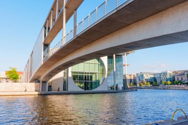 Berlin, Almanya - 17 Ağustos 2025: Hugo Preu Köprüsü yakınlarındaki PwC binasının modern mimari görünümü, canlı renkleri ve açık gökyüzünü yakalıyor