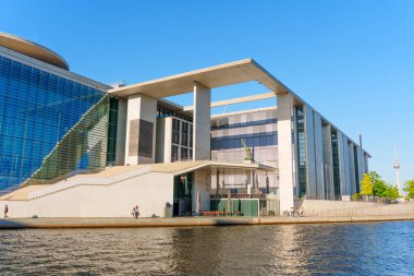 Berlin, Almanya - 17 Ağustos 2025: Hugo Preu Köprüsü yakınlarındaki PwC binasının modern mimari görünümü, canlı renkleri ve açık gökyüzünü yakalıyor