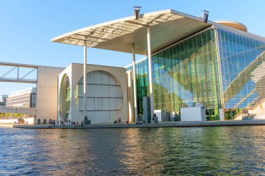 Berlin, Almanya - 17 Ağustos 2025: Hugo Preu Köprüsü yakınlarındaki PwC binasının modern mimari görünümü, canlı renkleri ve açık gökyüzünü yakalıyor