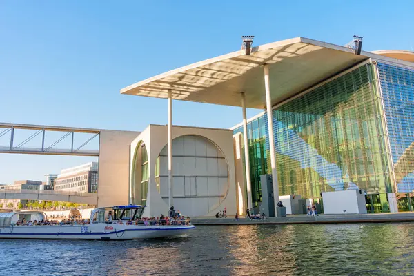 Berlin, Almanya - 17 Ağustos 2025: Hugo Preu Köprüsü yakınlarındaki PwC binasının modern mimari görünümü, canlı renkleri ve açık gökyüzünü yakalıyor