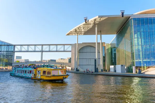 Berlin, Almanya - 17 Ağustos 2025: Hugo Preu Köprüsü yakınlarındaki PwC binasının modern mimari görünümü, canlı renkleri ve açık gökyüzünü yakalıyor