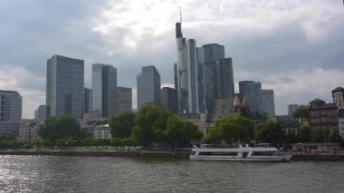 Frankfurt, Almanya - 10 Haziran 2025: Frankfurt 'un Commerzbank Kulesi ve 4. Cadde projesiyle ikonik gökyüzü altında çağdaş mimari sergilenmektedir..