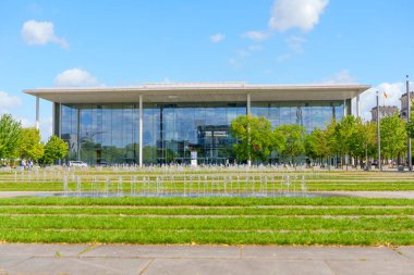 Berlin, Almanya - 17 Ağustos 2025: Çağdaş Paul-Lbe-Haus 'un önünde fıskiyeler ve yeşil alanlar yer alıyor