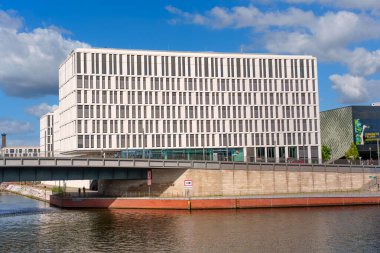 Berlin, Almanya - 17 Ağustos 2025: Hugo Preu Köprüsü yakınlarındaki PwC binasının modern mimari görünümü, canlı renkleri ve açık gökyüzünü yakalıyor