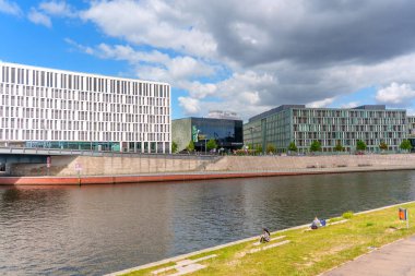 Berlin, Almanya - 17 Ağustos 2025: Çağdaş Paul-Lbe-Haus 'un önünde fıskiyeler ve yeşil alanlar yer alıyor