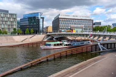 Berlin, Almanya - 17 Ağustos 2025: Berlin 'deki BMW Stiftung Herbert Quandt ve Federal Basın Konferansı binasıyla birlikte Veliaht Prens Köprüsü' nün mimari görünümü.