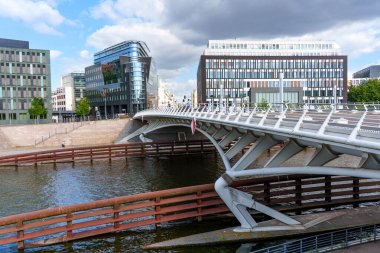 Berlin, Almanya - 17 Ağustos 2025: Veliaht Prens Köprüsü, BMW Stiftung Herbert Quandt ve Berlin 'deki Federal Basın Konferansı binasının mimari detayları.