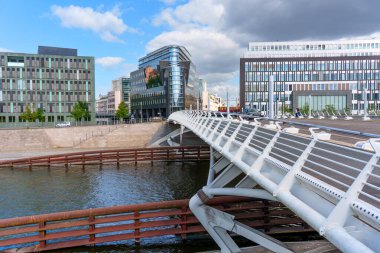 Berlin, Almanya - 17 Ağustos 2025: Veliaht Prens Köprüsü, Berlin 'deki BMW Stiftung Herbert Quandt ve Federal Basın Konferansı binasıyla birlikte modern mimari ve şehir yaşamını gözler önüne serdi.