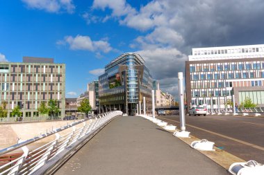 Berlin, Almanya - 17 Ağustos 2025: Veliaht Prens Köprüsü yakınlarındaki çağdaş binaların canlı görüntüsü, BMW Stiftung Herbert Quandt ve Federal Basın Konferansı binası, mavi gökyüzü altında.