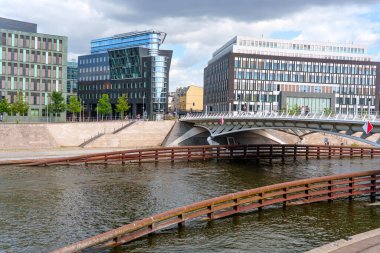 Berlin, Almanya - 17 Ağustos 2025: Berlin 'deki Veliaht Prens Köprüsü manzaralı, BMW Stiftung Herbert Quandt ve Federal Basın Konferansı binasının modern mimarisi.