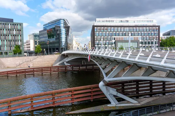 Berlin, Almanya - 17 Ağustos 2025: Veliaht Prens Köprüsü, BMW Stiftung Herbert Quandt ve Berlin 'deki Federal Basın Konferansı binasının mimari detayları.