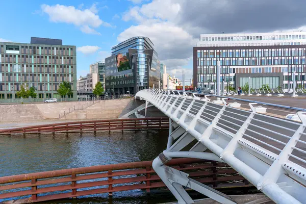 Berlin, Almanya - 17 Ağustos 2025: Veliaht Prens Köprüsü, Berlin 'deki BMW Stiftung Herbert Quandt ve Federal Basın Konferansı binasıyla birlikte modern mimari ve şehir yaşamını gözler önüne serdi.