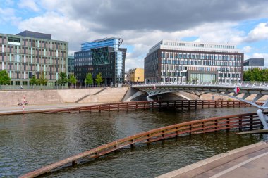 Berlin, Almanya - 17 Ağustos 2025: Veliaht Prens Köprüsü, BMW Stiftung Herbert Quandt ve Berlin nehri boyunca uzanan Federal Basın Konferansı.