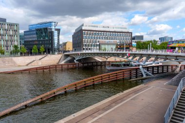 Berlin, Almanya - 17 Ağustos 2025: Berlin 'de Veliaht Prens Köprüsü, BMW Stiftung Herbert Quandt ve Federal Basın Konferansı' nın panoramik görüntüsü, çağdaş kent tasarımı sergilenmektedir..