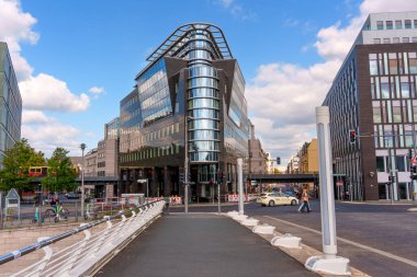 Berlin, Almanya - 17 Ağustos 2025: Açık bir günde Berlin 'de kentsel manzaralarla çevrili cam ve çelik mimari çağdaş yapı.