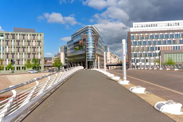 Berlin, Almanya - 17 Ağustos 2025: Veliaht Prens Köprüsü, BMW Stiftung Herbert Quandt ve Federal Basın Konferansı binalarının yer aldığı şehir manzarası Berlin 'de açık mavi bir gökyüzü altında.