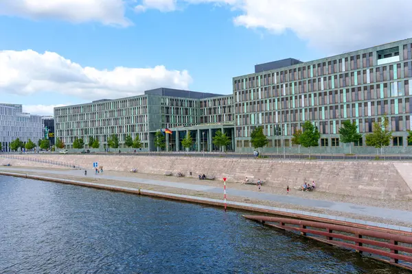 Berlin, Almanya - 17 Ağustos 2025: Berlin Federal Eğitim ve Araştırma Bakanlığı 'nın çağdaş hükümet binası, parlak hatlar, yeşil unsurlar ve nehir manzaralı.