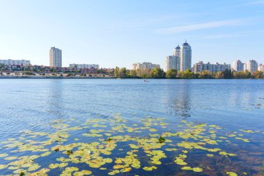 Kyiv 'deki Obolon bölgesinin sakin manzarası dingin suları ve modern mimariyi gözler önüne seriyor.
