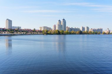 Huzurlu manzara, modern mimariyle süslenmiş Obolon bölgesinin ufuk çizgisini yakalıyor..
