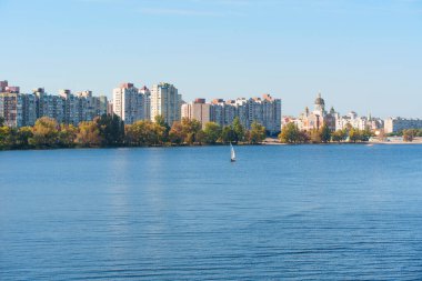 Dnipro Nehri boyunca Kyiv 'in Obolon ilçesinin sakin manzarası kent yaşamını gözler önüne seriyor.