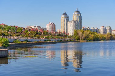 Kyiv 'in Obolon limanının çarpıcı manzarası modern mimari ve sakin suları gözler önüne seriyor..