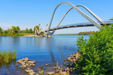 Çarpıcı Dalgalı Köprü zarif bir şekilde Dnipro Nehri üzerinde kemerler, eşsiz tasarımı sergiliyor.