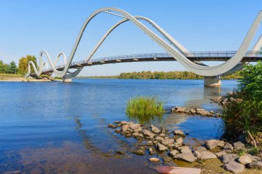 Doğayla çevrili, Kyiv 'deki Obolon Adası' ndaki dalgalı yaya köprüsünün çarpıcı manzarası..