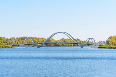 Kyiv 'deki Dalgalı Köprü' nün çarpıcı manzarası dingin sulara çok güzel yansıyor..