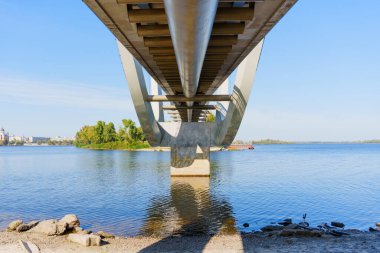 Kyiv 'deki sakin suların üzerindeki eşsiz yapısını gösteren Dalga Köprüsü' nün çarpıcı görüntüsü..