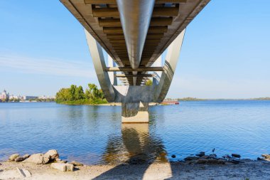 Dalga Köprüsü 'nün altından Dnipro Nehri' ne karşı eşsiz tasarımını gösterir..