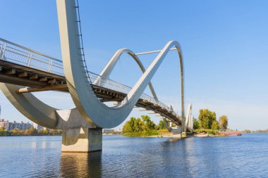 Kyiv 'deki Benzersiz Dalgalı Köprü Dnipro Nehri boyunca uzanır..