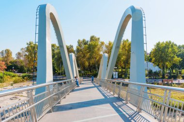 Kyiv, Ukrayna - 23 Eylül 2025: Kyiv 'deki Modern Dalga Köprüsü, Dnipro Nehri' nin üzerine uzanır, nefes kesici manzaralar ve sakin bir atmosfer sunar..