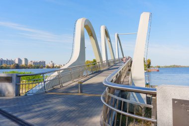 Kyiv, Ukrayna - 23 Eylül 2025: Ukrayna 'nın başkenti Kyiv' de Dnipro Nehri 'ni çevreleyen Wave Köprüsü' nün çarpıcı manzarası.