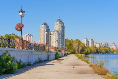 Kyiv, Ukrayna - 23 Eylül 2025: Kyiv 'de Obolon Embankment sakin suların yanında modern mimariyi de sergiliyor.