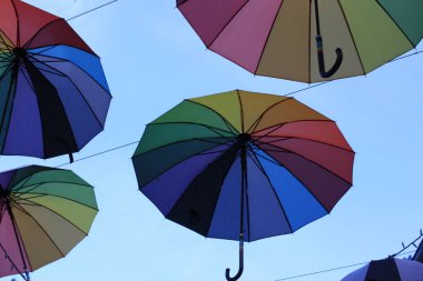 Macaristan 'daki evler arasında renkli şemsiyeli Szentendre mimarisinin unsurları