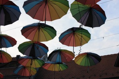 Macaristan 'daki evler arasında renkli şemsiyeli Szentendre mimarisinin unsurları